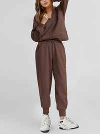 Two piece long sleeved half zip pullover sweatshirt, sports pants, casual set
