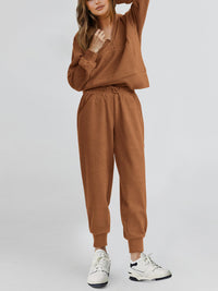 Two piece long sleeved half zip pullover sweatshirt, sports pants, casual set