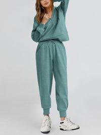 Two piece long sleeved half zip pullover sweatshirt, sports pants, casual set