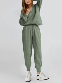 Two piece long sleeved half zip pullover sweatshirt, sports pants, casual set