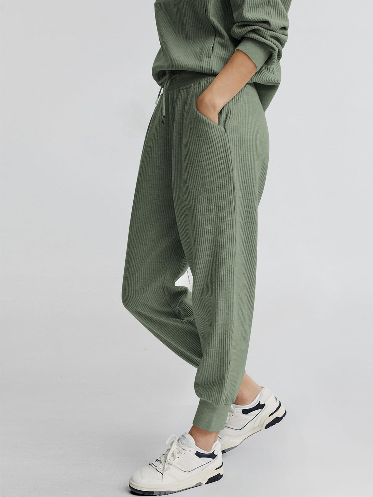 Two piece long sleeved half zip pullover sweatshirt, sports pants, casual set