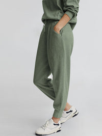 Two piece long sleeved half zip pullover sweatshirt, sports pants, casual set